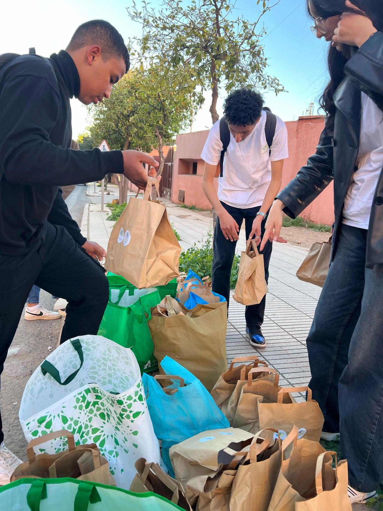 Pendant le mois sacré de Ramadan, les clubs Yan Afous et Innovation & Développement Durable de notre établissement ont uni leurs efforts pour organiser une distribution de paniers de Ftour au profit des personnes dans le besoin.